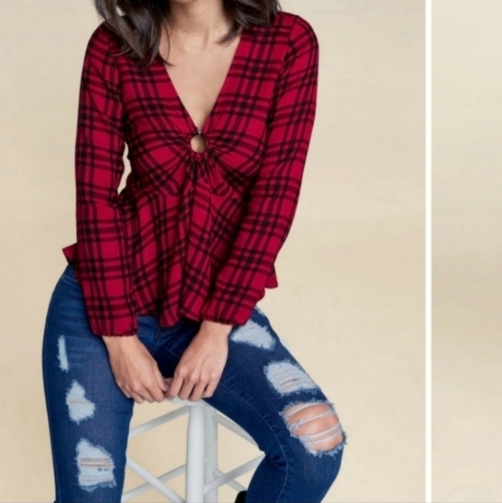 Nwot venus 18 Plaid Ring Detail Top